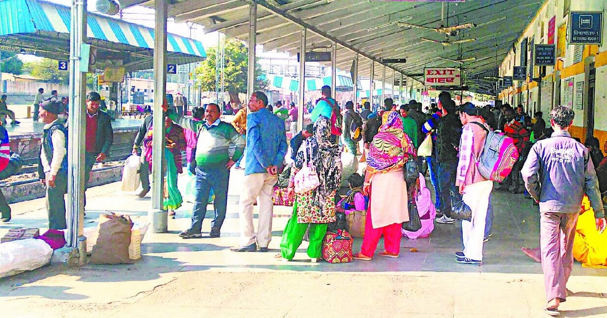 कोहरे का असर आठ रेलगाडियां रद्द, यात्री रहे परेशान