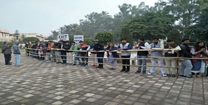 Campus Elections 2017: students in the line to vote, strong security arrangements