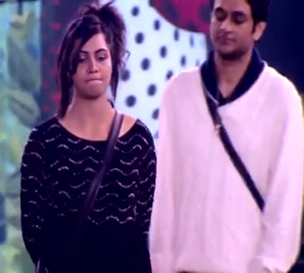 hina khan exposed infront of arshi khan about telling lie her inner wear