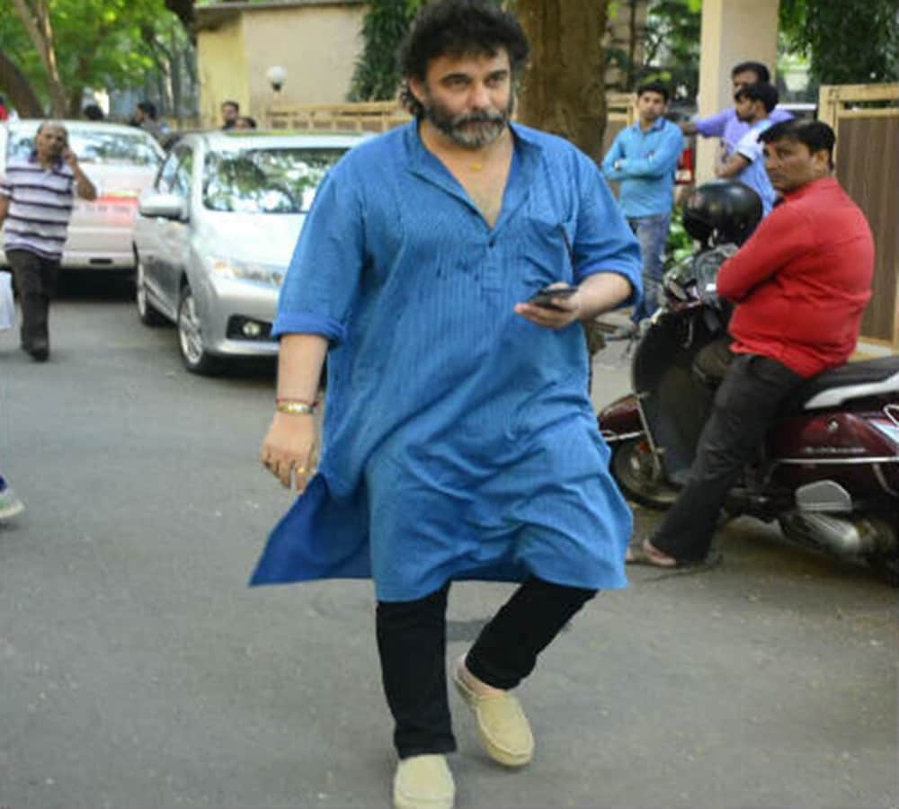 deepak tijori spotted at neeraj vora funeral look his shocking transformation
