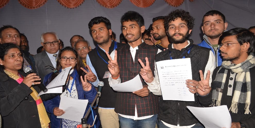 Campus Elections 2017: students in the line to vote, strong security arrangements