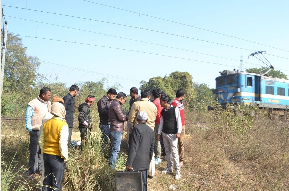 मालगाड़ी चपेट में आकर महिला स्वास्थ्यकर्मी के बेटे की मौत