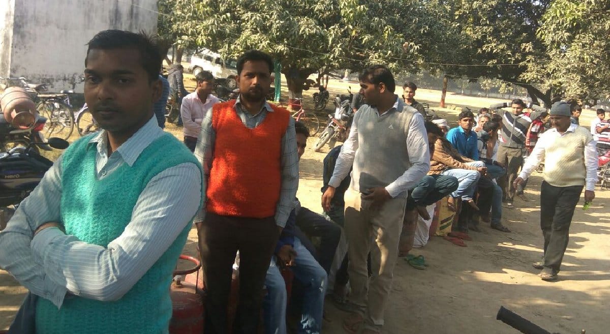 सुबह से लाइन, हंगामे के बाद मिला सिलेंडर
