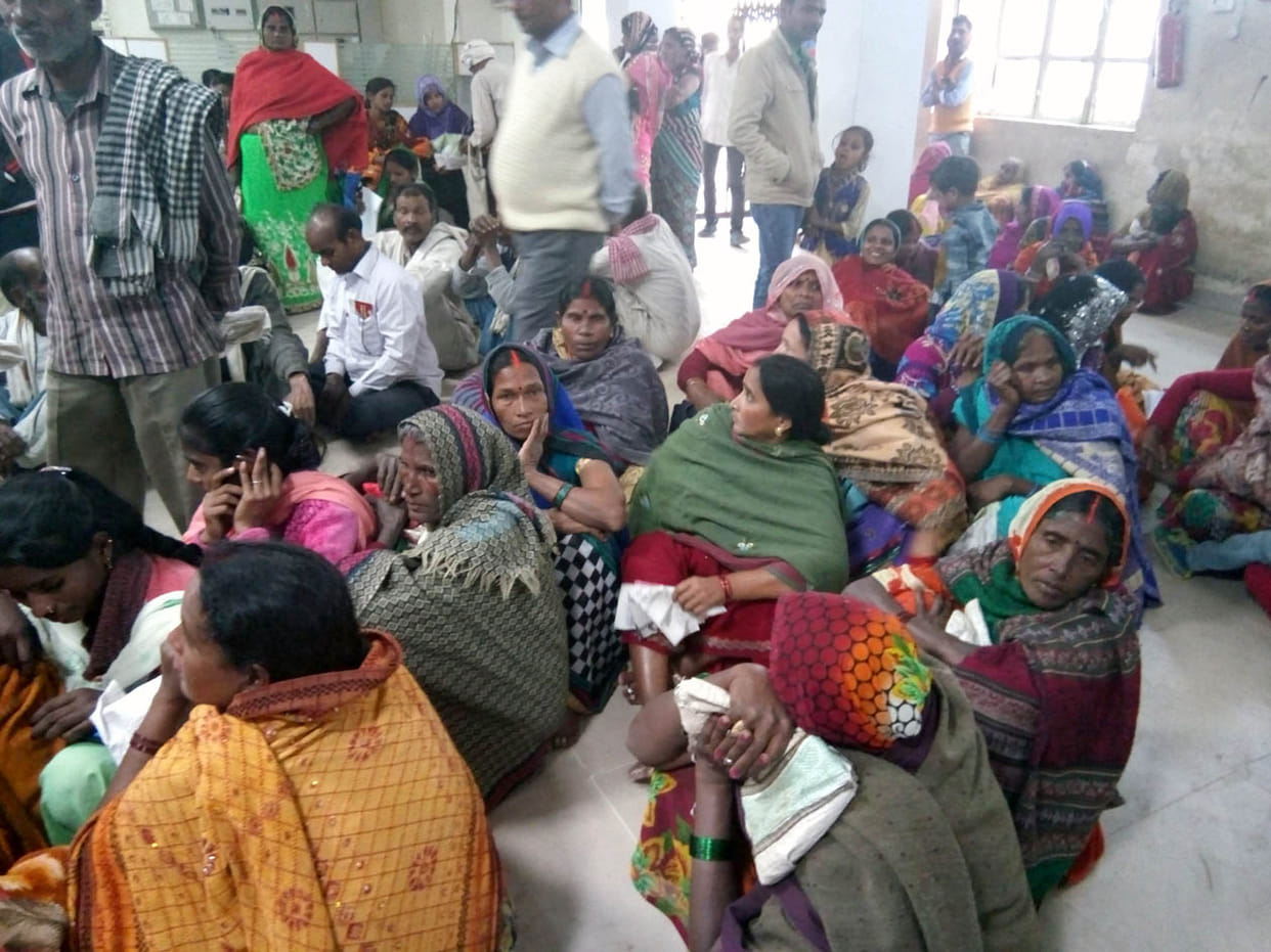 सर्वर फेल होने से बैंकों में कामकाज ठप