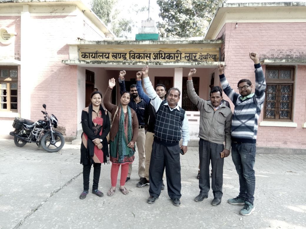 काली पट्टी बांधकर सचिवों ने किया प्रदर्शन