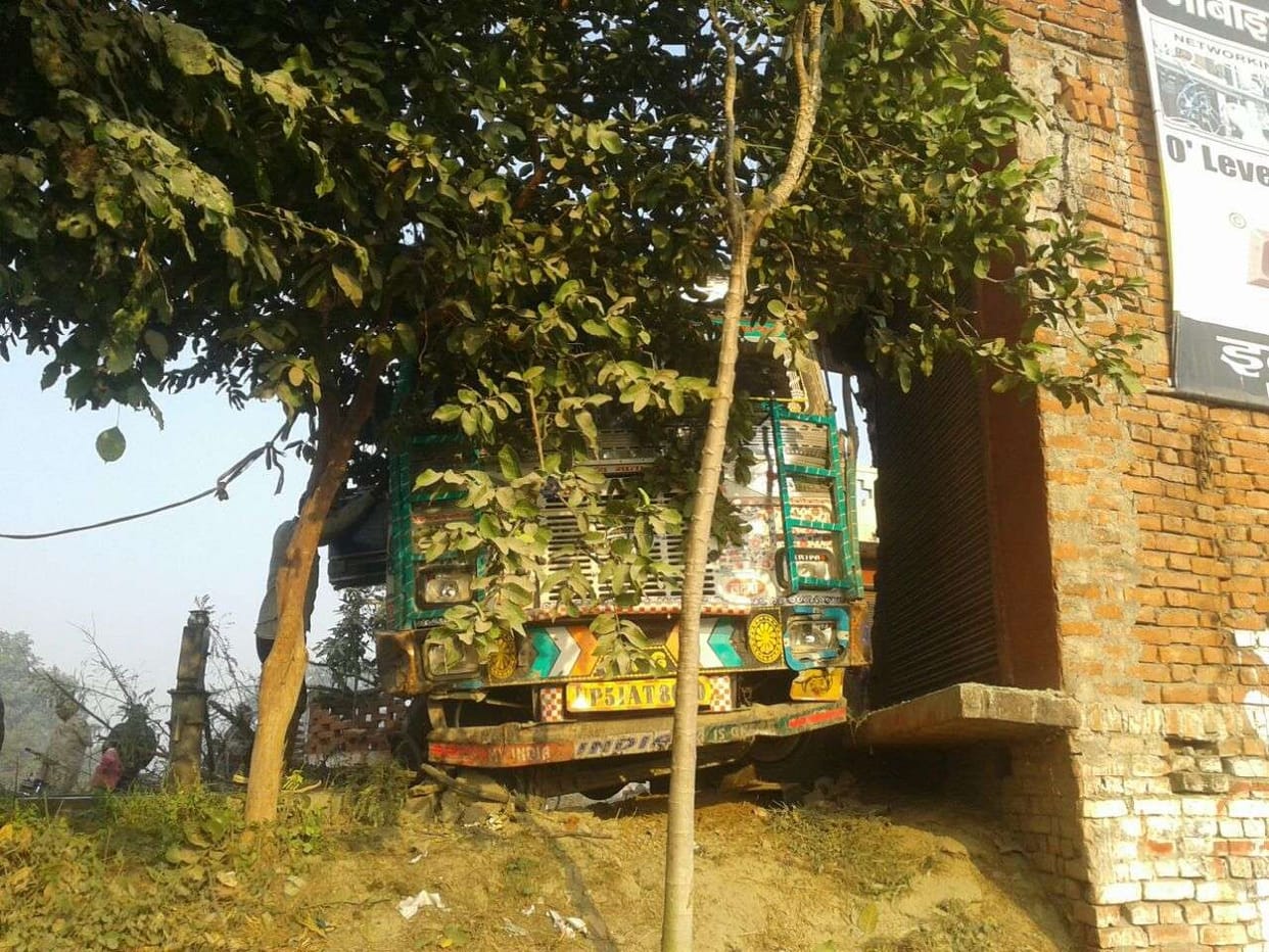 बेकाबू ट्रक घर में घुसा, चालक घायल