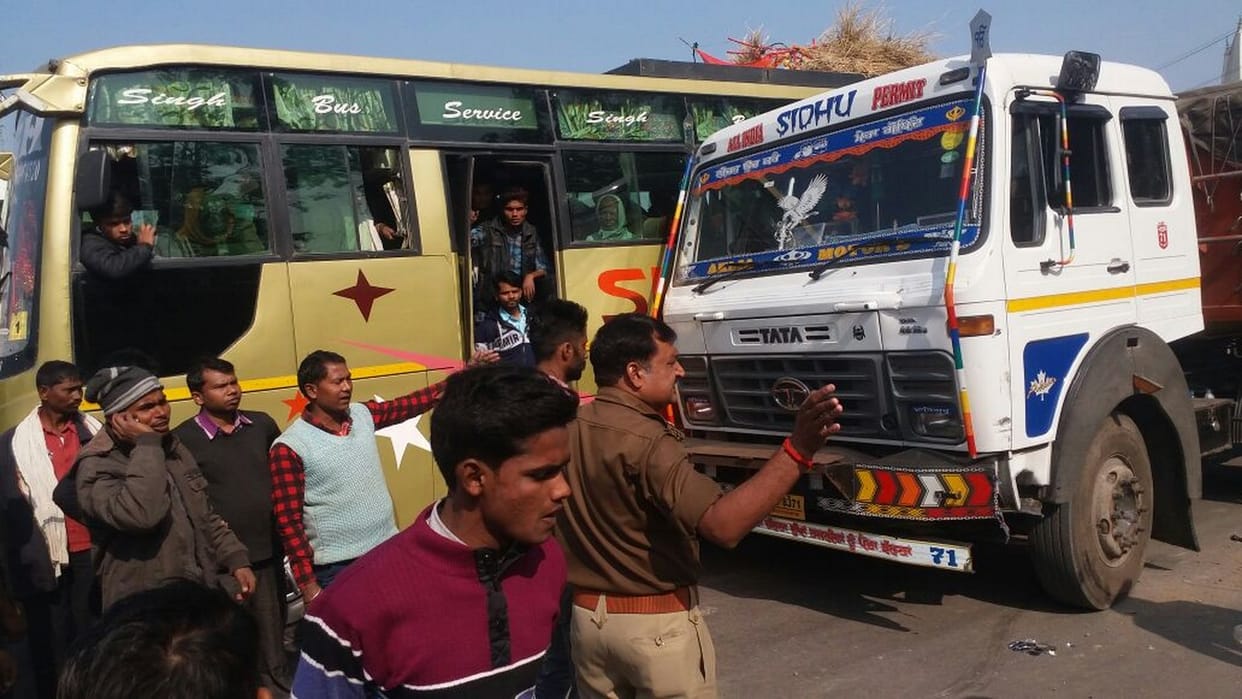ट्रक की चपेट में आई पुलिस की जीप, बाइक