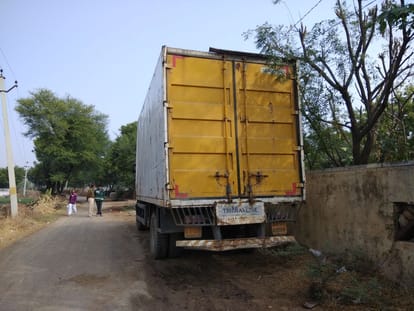 rajasthan alwar- a truck of beer looted in alwar last night