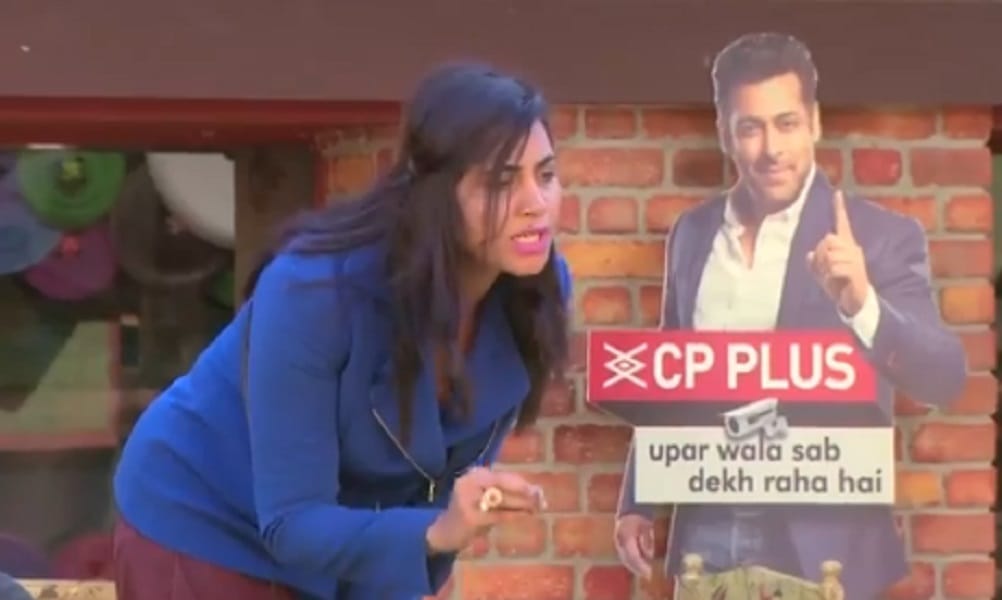 Bigg Boss 11 contestant Arshi Khan lashes out on Shilpa Shinde in captaincy task 