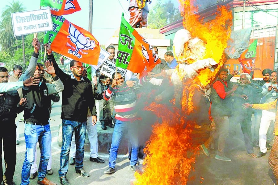  BJP leaders protest for filing case against its leaders in Barabanki.