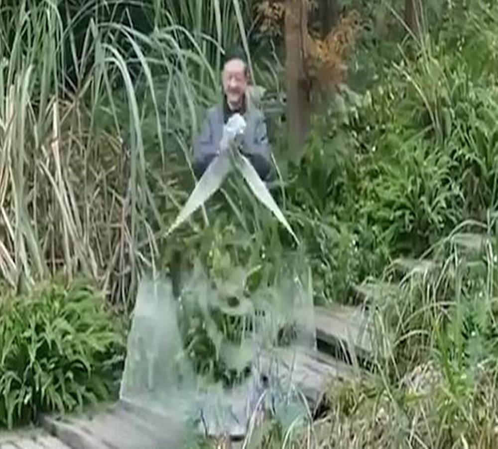 Chinese web users amazed by transparent cloth which makes a person disappear