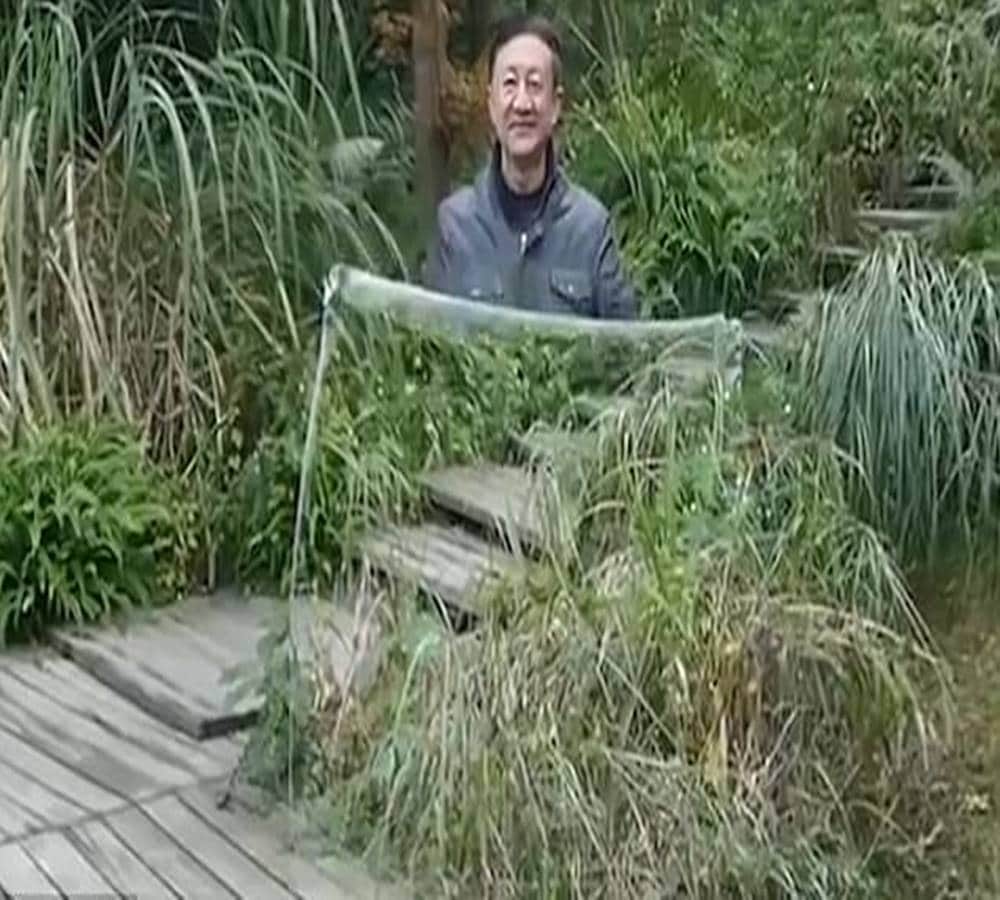 Chinese web users amazed by transparent cloth which makes a person disappear