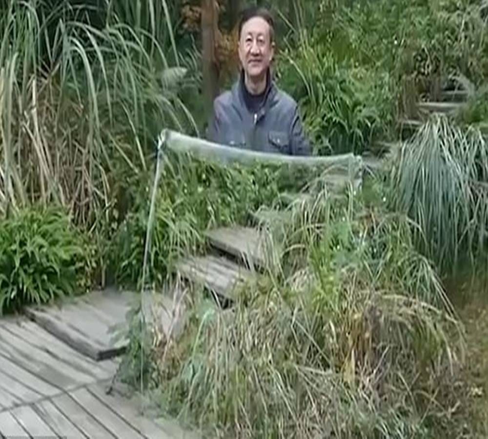 Chinese web users amazed by transparent cloth which makes a person disappear