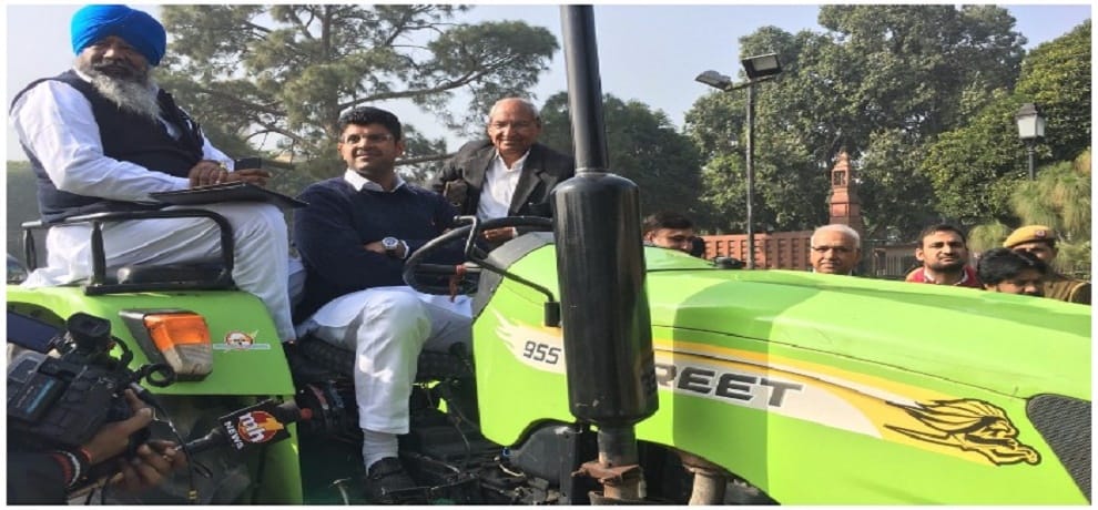 Winter Session: Dushyant Chautala arrived at the Parliament premises in a tractor