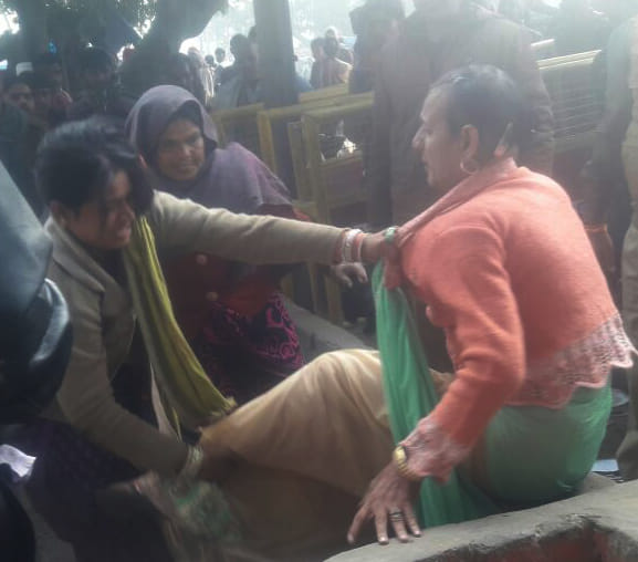 woman fight with transgender in agra for saving her husband