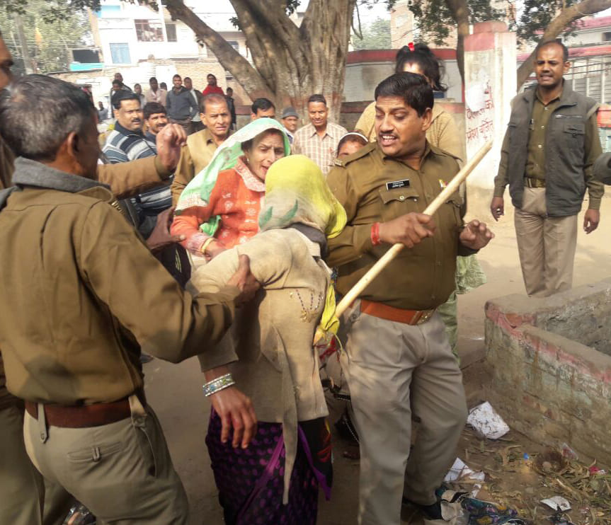 woman fight with transgender in agra for saving her husband