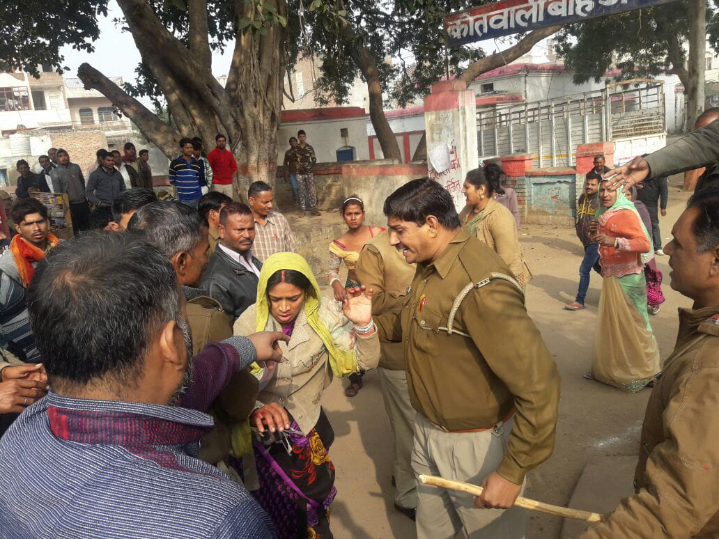 woman fight with transgender in agra for saving her husband