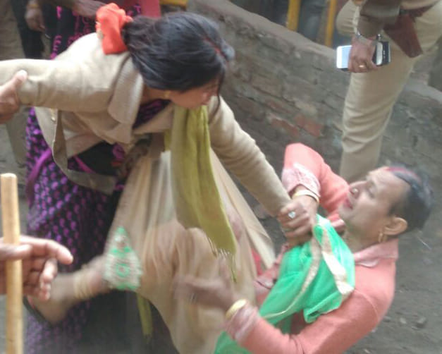 woman fight with transgender in agra for saving her husband