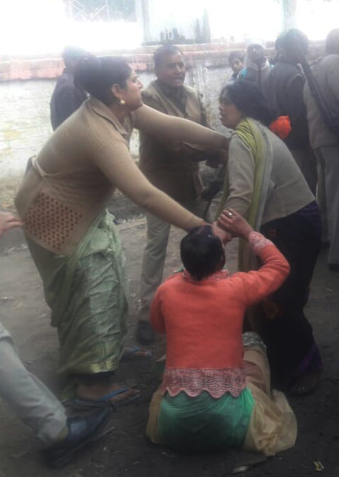 woman fight with transgender in agra for saving her husband