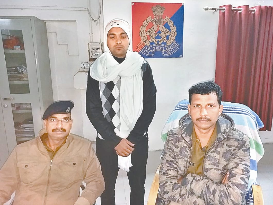 man arrested by agra railway police was using fake id of ticket collector