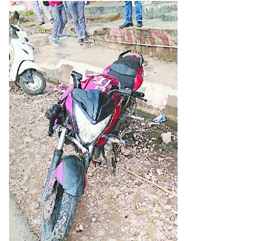 तेजरफ्तार बाइक पर स्टंट करते युवक ने 5 विद्यार्थियों को रौंदा