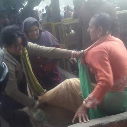 woman fight with transgender in agra for husband.