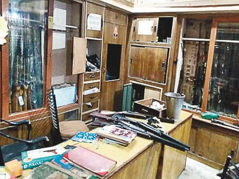 5 lakh weapon looted from the shop in Banda