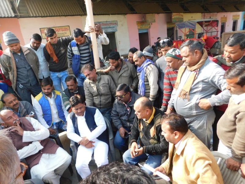 किसान और आढ़तियों ने मंडी निदेशक को घेरा