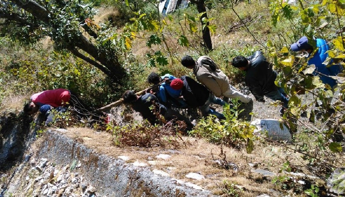 scary photos of dead body rescue in mussoorie valley