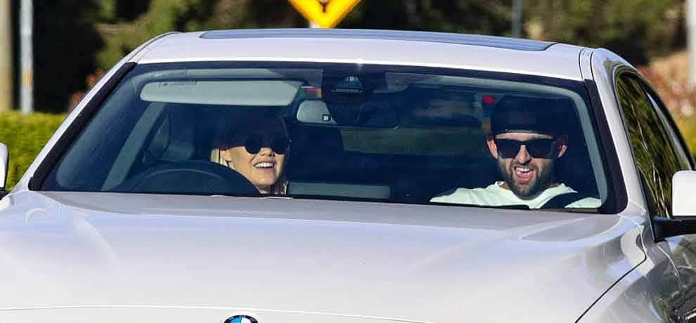 Australian cricketer Nathan Lyon passionately kisses glamorous blonde