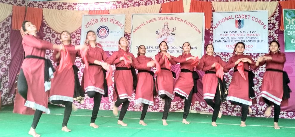 झूमके-झूमके तेरे कानो रे झूमके... पर बच्चों संग थिरके अभिभावक
