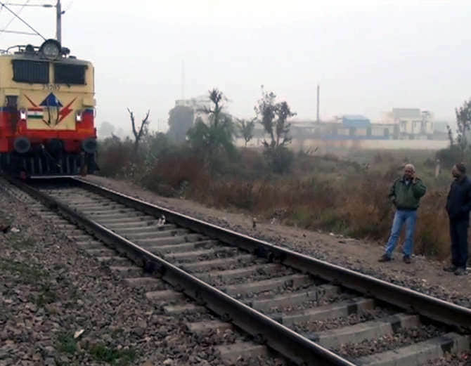 goons thrown man in front of running train in delhi, man survived but with one leg
