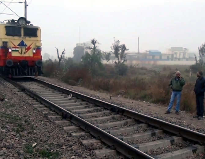 goons thrown man in front of running train in delhi, man survived but with one leg