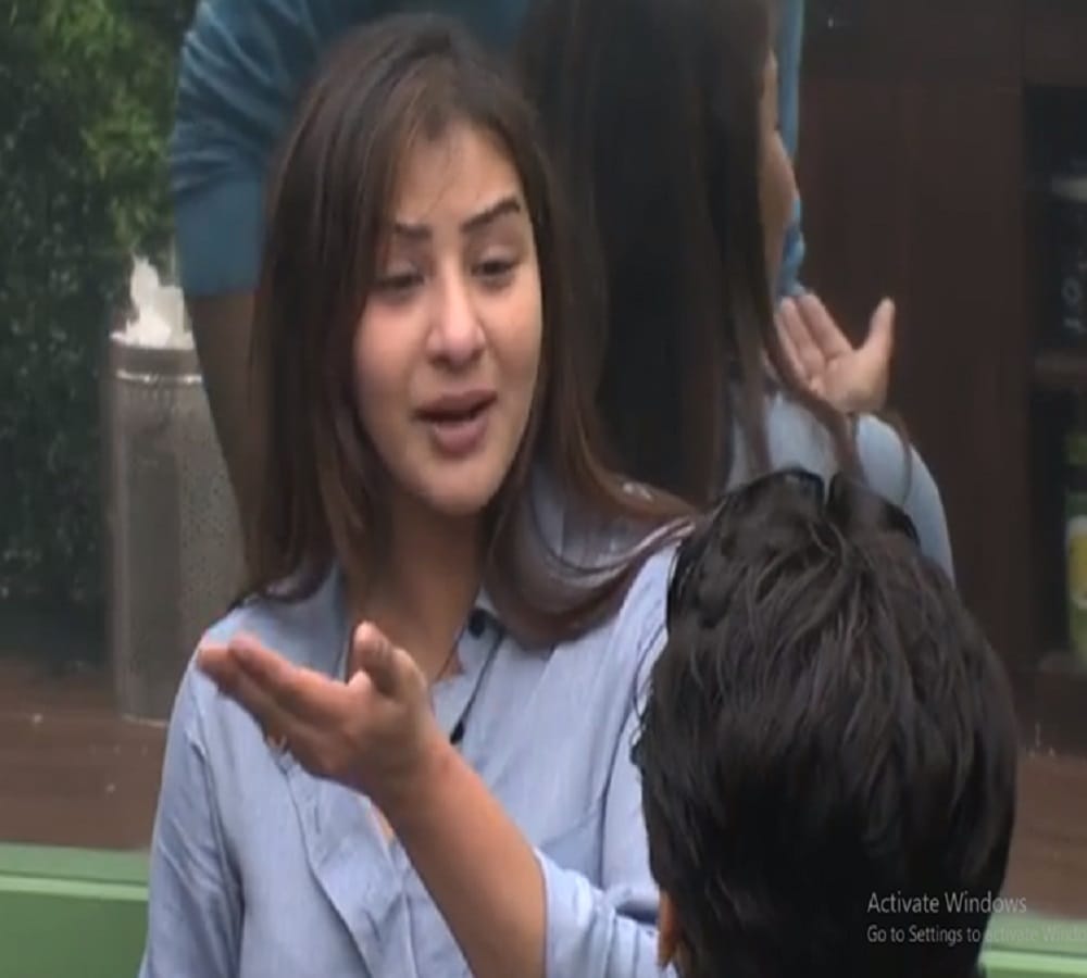 hina figts with shilpa over tape water in bigg boss 11