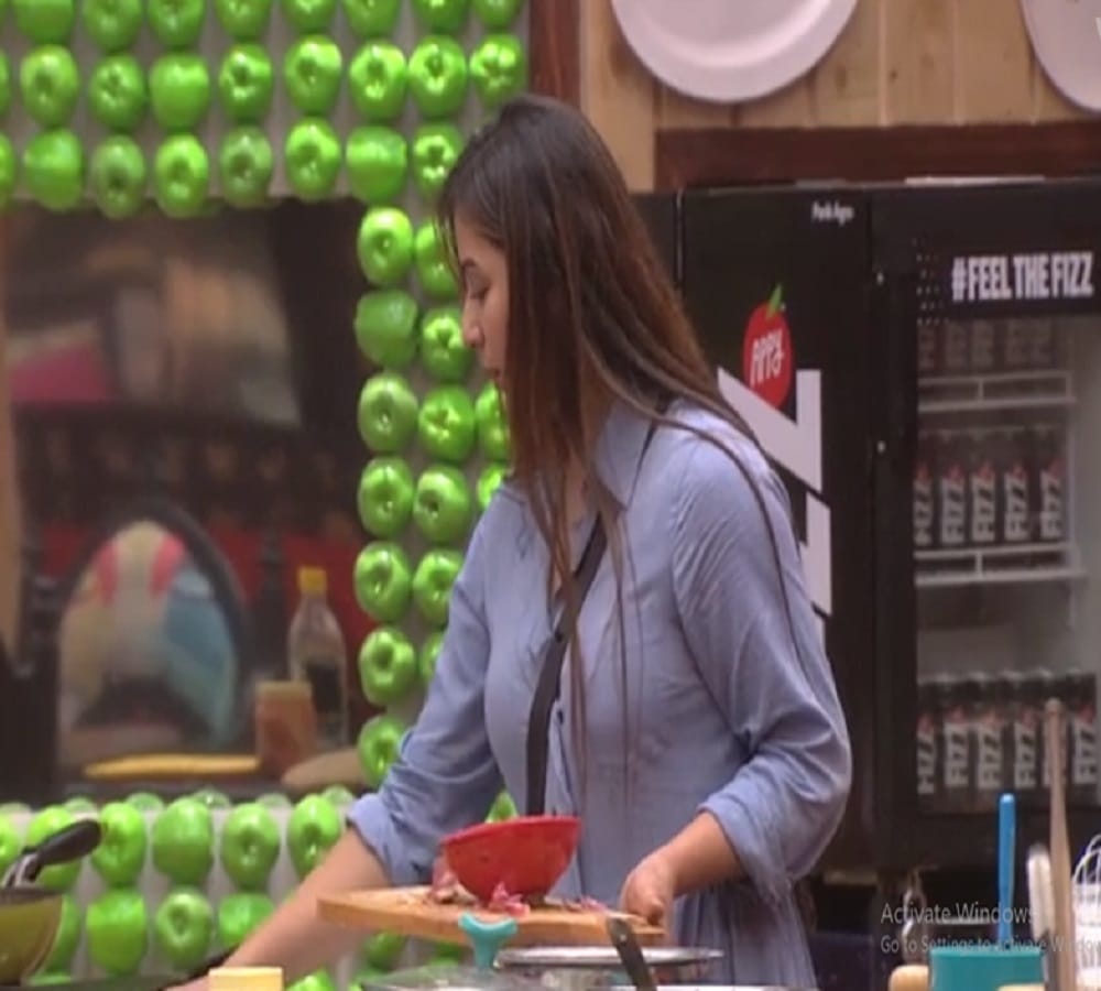 hina figts with shilpa over tape water in bigg boss 11