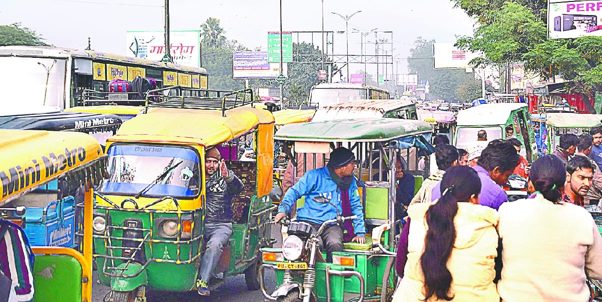 jaam se nipatne ke liye taiyaar traffic police