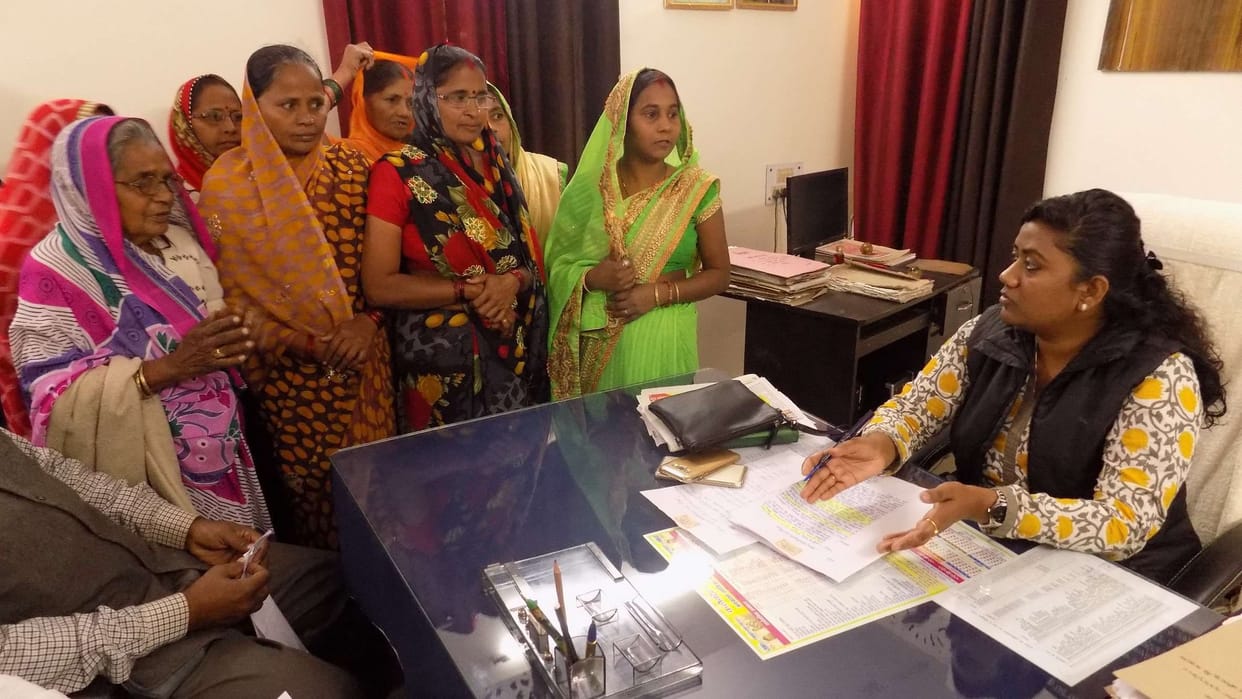 समस्याओं का पुलिंदा लेकर एसडीएम से मिली महिलाएं