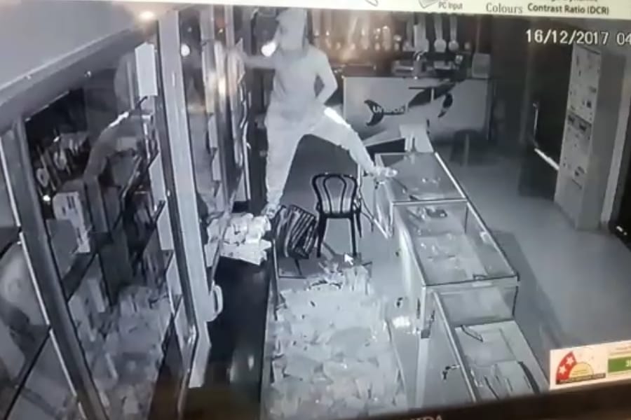 thieves have stolen mobile cost twenty lakh from Lucknow 