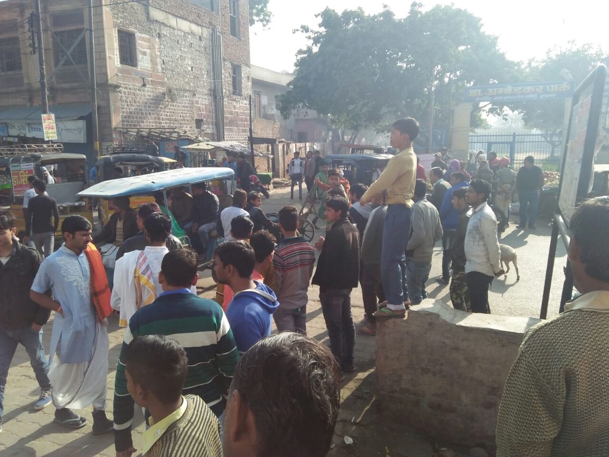 राधानिवास क्षेत्र में दो पक्षों में चले लाठी-डंडे
