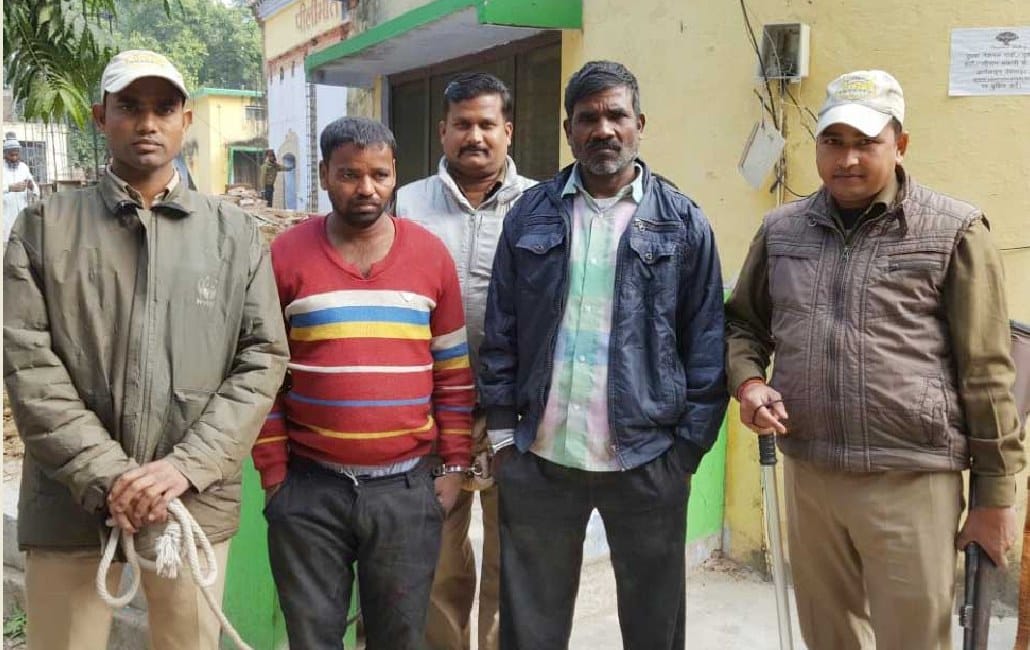 टाइगर रिजर्व में हिरन के सींग सहित दो शिकारी पकड़े