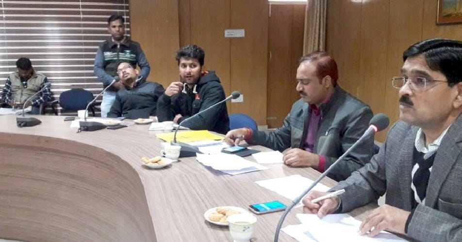 निकम्मों से भी ज्यादा निकम्मे हो तुम लोग