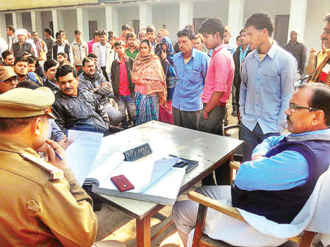 chhedakhaanee ke virodh mein kotavaalee ka gheraav