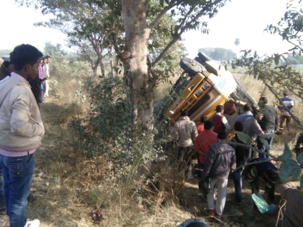 20 injured when a bus falls down in a pit in banthara.