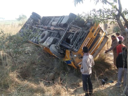 20 injured when a bus falls down in a pit in banthara.