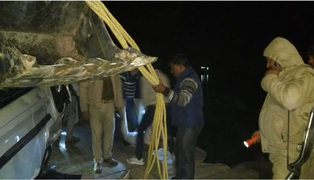 सरयू नदी में बही कार, तीन की मौत