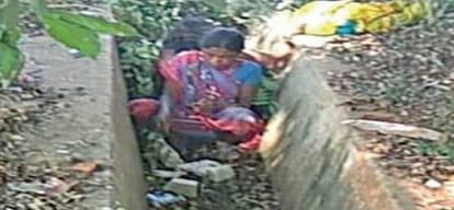 महिला ने नाले में बच्ची को जन्म दिया