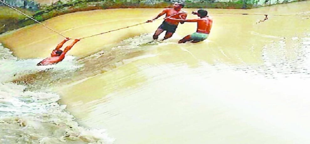 Uttar Pradesh woman jumped into the river with her son in Shahjahanpur 