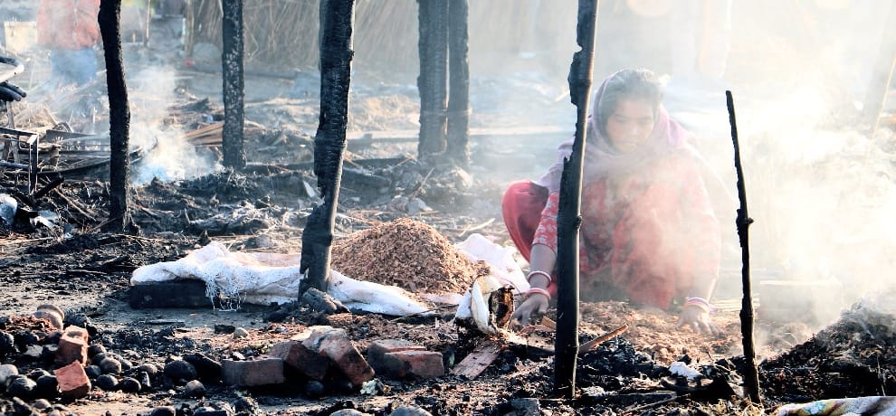 eighteen slums gutted in fire at una himachal