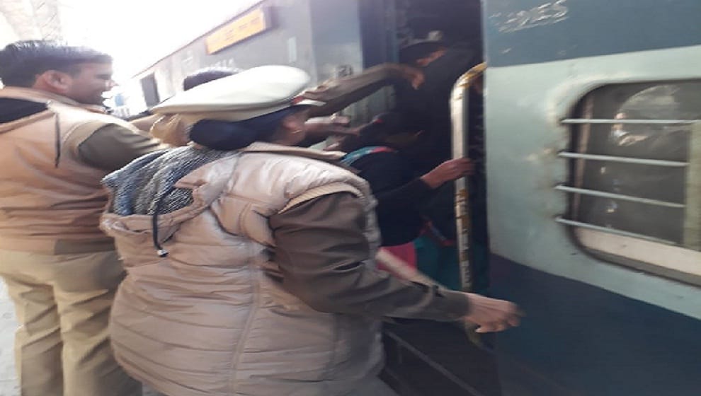 molesting young girl inside the train in Bareilly