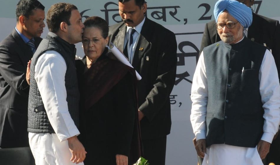 when rahul rahul gandhi kiss her mother sonia on stage to greet her after became congress president